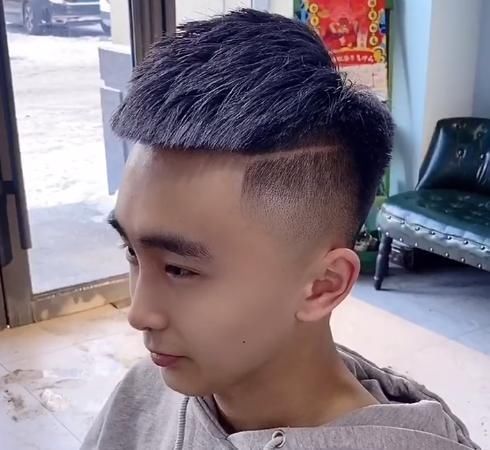 女生|小伙换了款社会人发型后,气质瞬间变高冷了,女生:完全不能直视