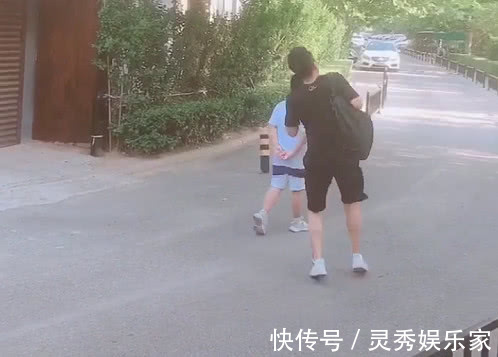 儿子|“忘形奶爸”接娃放学火了,儿子走出了爹的步伐,爹嘚瑟得像儿子