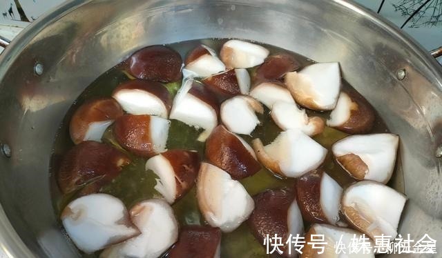 香菇|香菇和油菜是绝配,这样做好吃又好看,每次炒一盘,汤汁都不剩