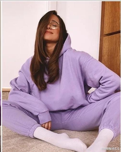 别总穿黑白灰了,今夏流行这个“紫”,时髦显白很高级