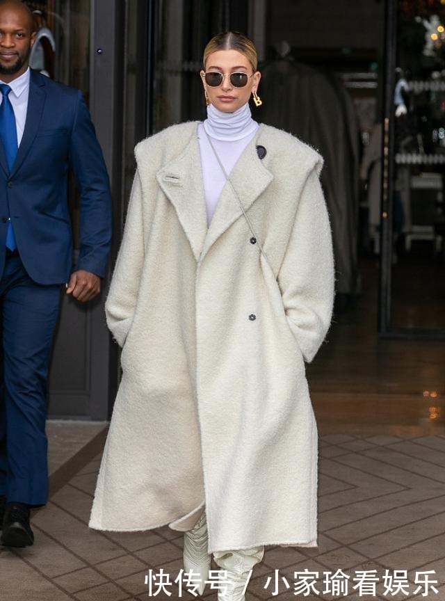 白色高领打底衫穿对了真不丑,叠穿了解一下,优雅新潮还精致