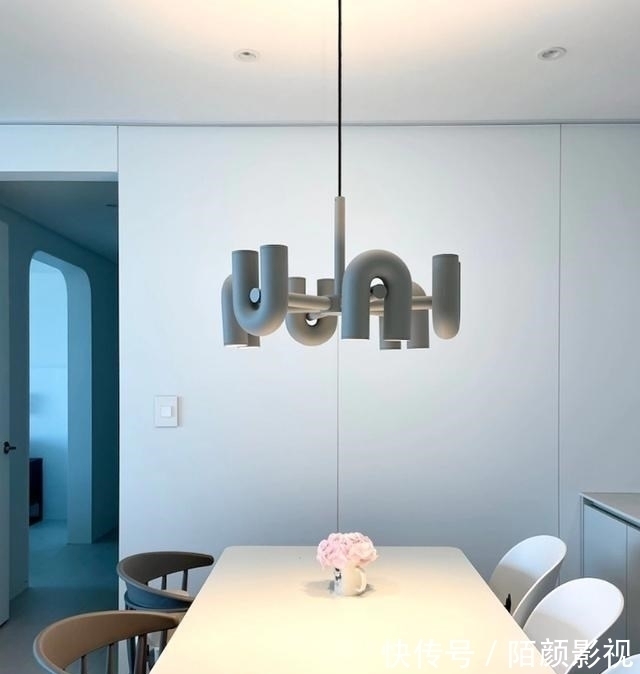 客厅|156㎡把客厅当作中心,简单摆放2件家具,宽敞空旷从孩子需求出发