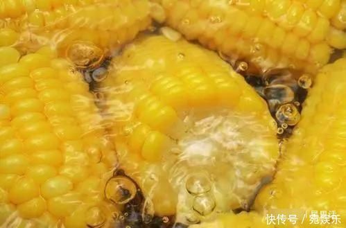 玉米不要再用清水煮了,加以下2种料,煮出来的玉米软糯又香甜