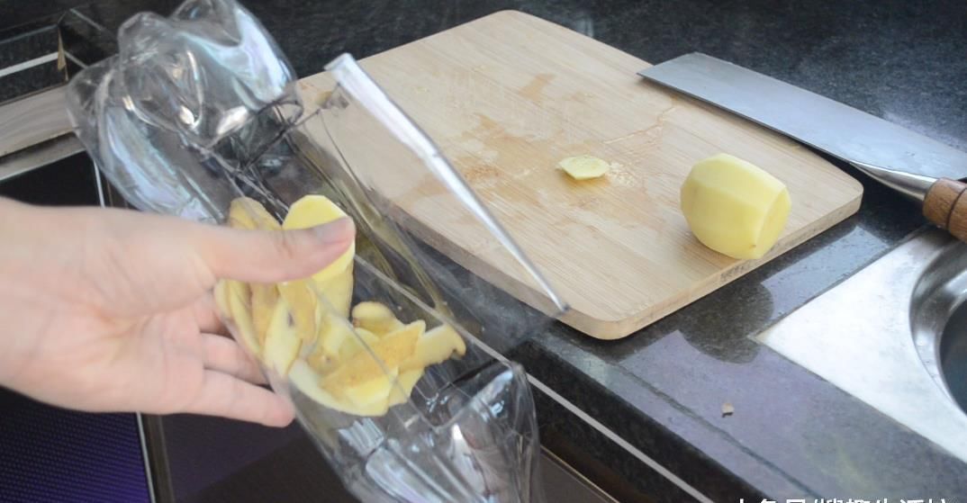 实用|大号塑料瓶别扔了, 剪一刀, 放在厨房里太实用了, 看到的人都夸好