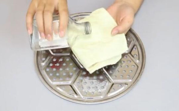 蒸馒头总粘在蒸屉上,家里老人教我一招,馒头再也不怕粘,超实用