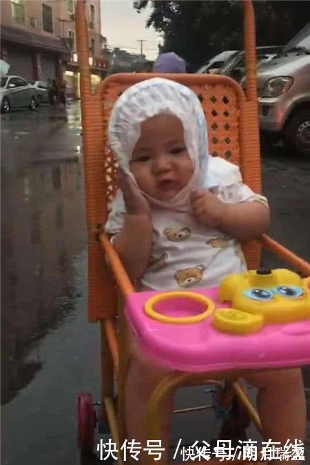 想笑|宝妈带宝宝出门没拿伞,路上突然下雨,急中生智的做法让人想笑
