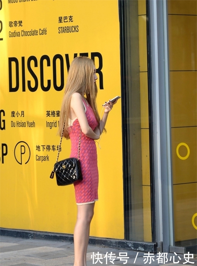 面带笑容|街拍:面带笑容,颜值干净美丽的小仙女,如小家碧玉,时尚亮眼!