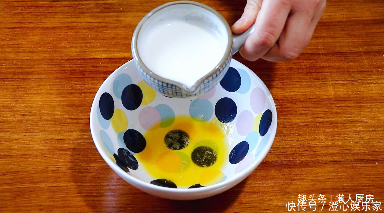 2个苹果,2个鸡蛋,教你苹果蛋糕的做法,淡淡水果香,吃着不腻