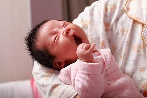 脊柱|怀里的宝宝不老实？专家有话说：正确的抱娃姿势要“他好我也好”