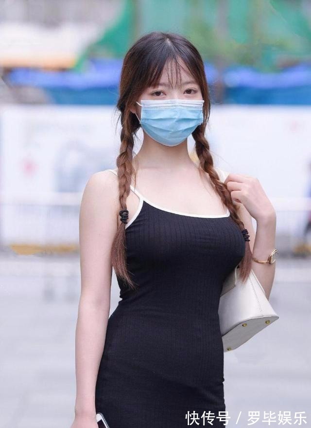 蓝色 美女穿着透明高跟凉鞋,非常有吸引力,走在大街上就是一道风景线