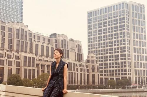 马伊琍穿黑色上衣，搭橙红色的休闲裤，打扮时髦且拉风！