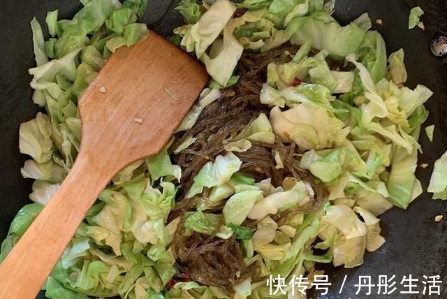 包菜炒粉丝|包菜炒粉丝时，牢记两点诀窍，包菜清脆爽口更好吃