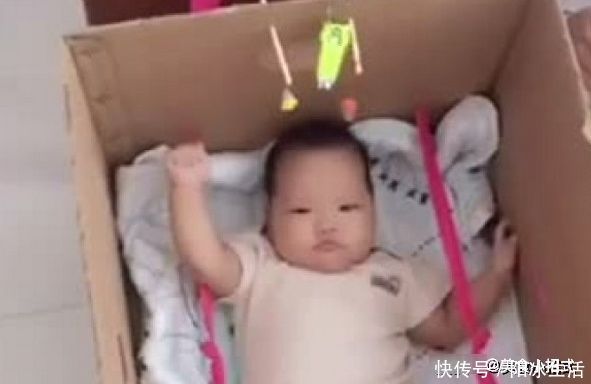 宝妈去跳广场舞，将满月的妹妹给哥哥带，回来后一瞧泪目了