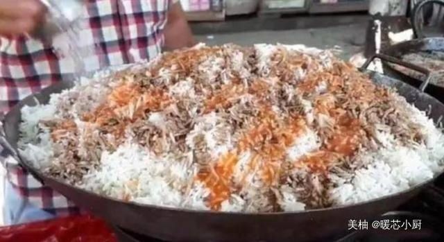 泰国留学生嫌弃中国炒饭,摆摊卖“泰国炒饭”,如今让人羡慕不已