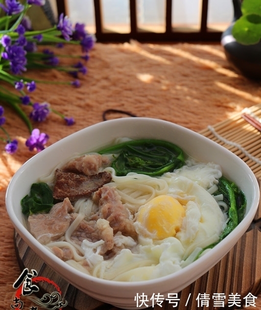 这几样食材搭配煮面,营养丰富汤很鲜,补气血,早餐常备