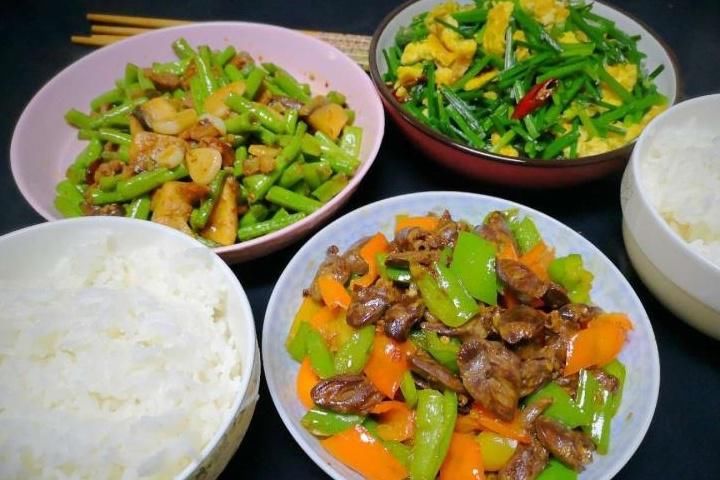 青椒丝|母子二人午餐，火爆朋友圈，网友：节约从不缺席，精致也不会迟到