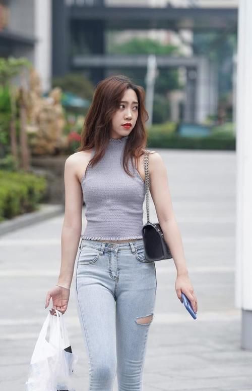 小姐姐卫衣搭配工装裤，时尚又干练