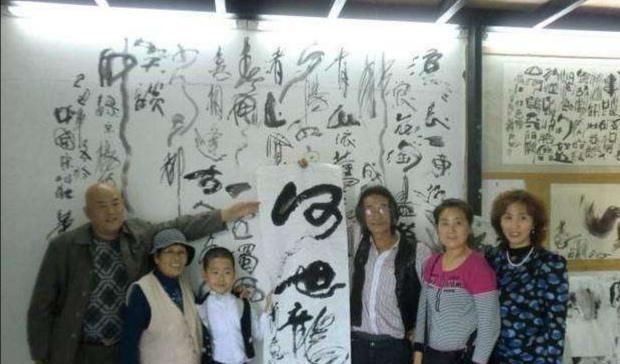 神童|何世龙,从书法神童,到直播买字,为什么那么多“伤仲永”