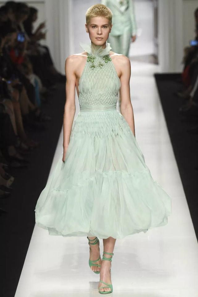 时装|干货丨时装大牌设计师都在用的手艺学会手工绣缀,给你的创意立裁加加餐