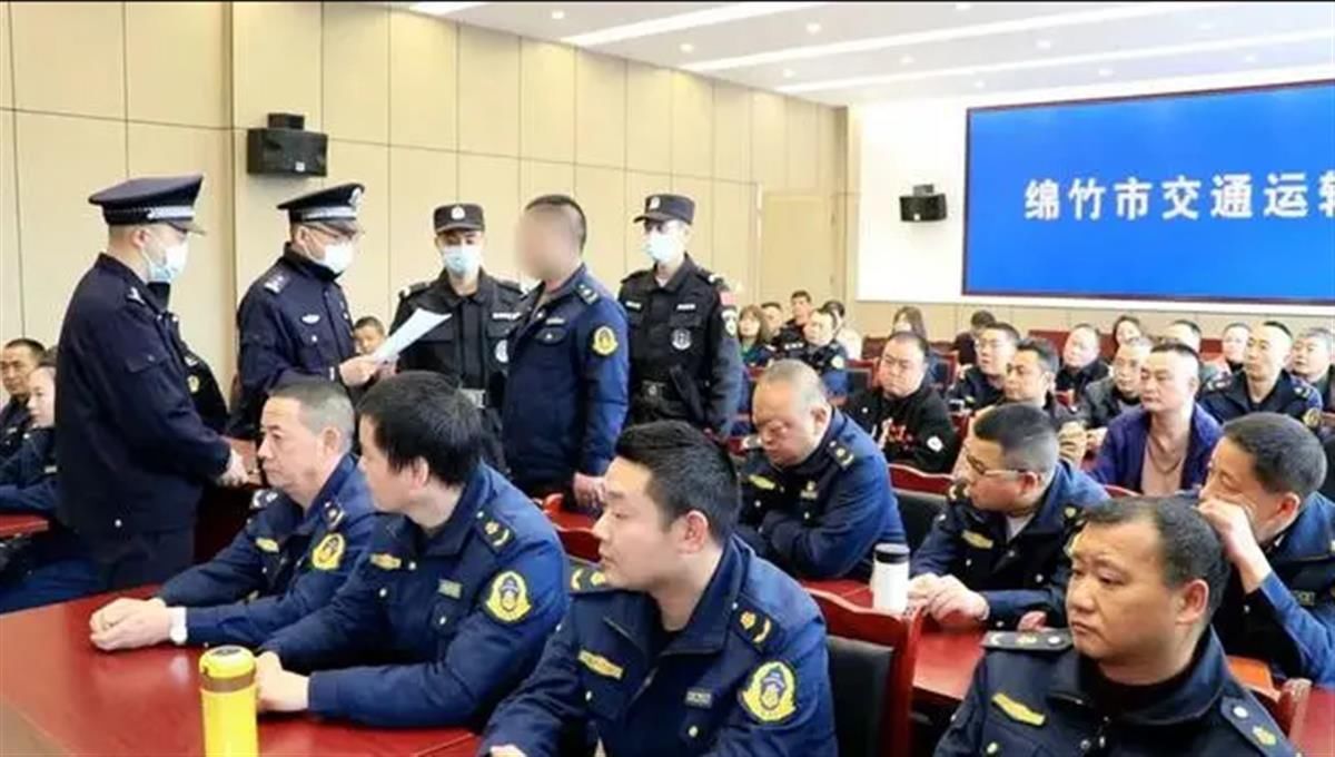 极目锐评|与其警示教育大会上被“当场铐走”，还真不如“早日自首”！