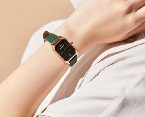 春夏一定要有块阿玛尼手表，简直太好搭了