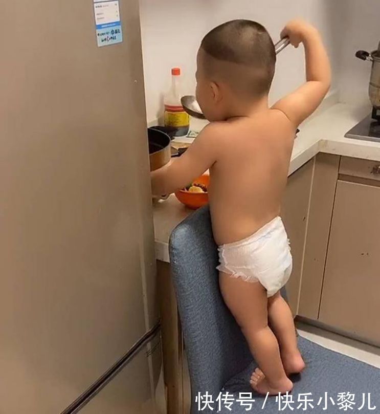 厨房|10岁男孩半夜偷做宵夜，妈妈掐着时间来“混饭”，堪称吃货母子