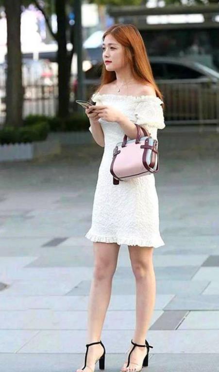  背心|街拍小姐姐白色网纱状背心搭配黑色的短裤，很显青春活力的气息