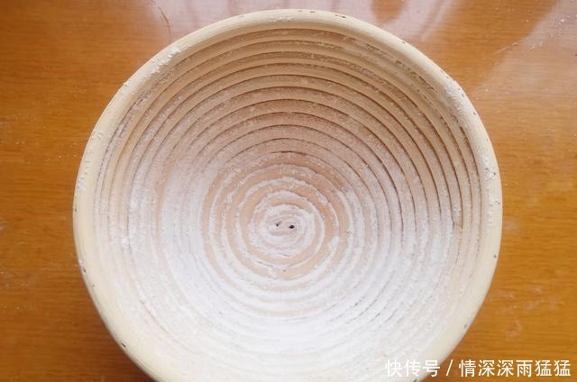 它是欧洲人的主食面包之一,只需2种材料就能做,健康美味有嚼劲