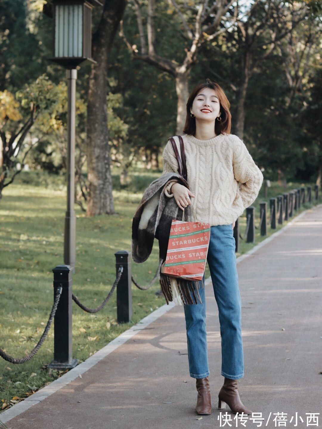 毛衣 女人会打扮才越来越优雅，这个冬季学穿“麻花毛衣”，时髦显气质