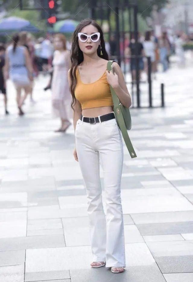 喇叭裤|小姐姐橙色小背心搭配白色喇叭裤,炫腹风格更加突显自己身材