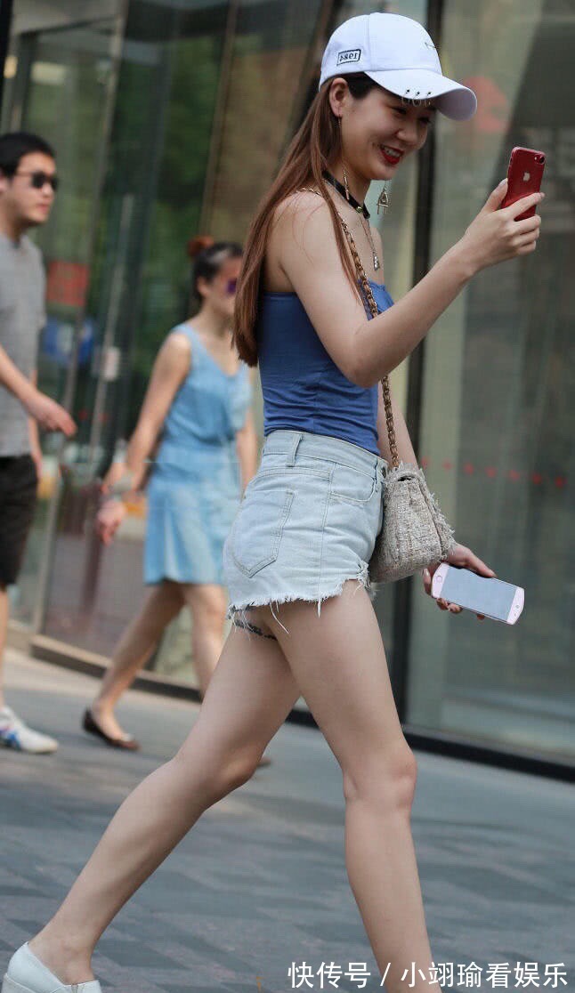 上衣|抹胸上衣搭配牛仔短裤，简约又减龄，美出新境界