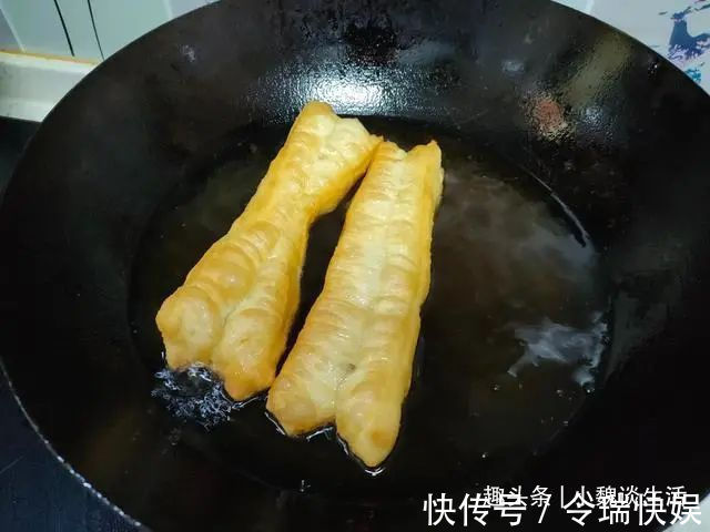小苏打|炸油条加酵母是大忌，掌握好“2111”配方比例，根根蓬松酥脆