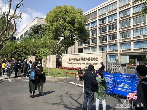 上外附中招生面谈现场： 等候入场， 小男孩一气呵成演练30秒钟英文自我介绍