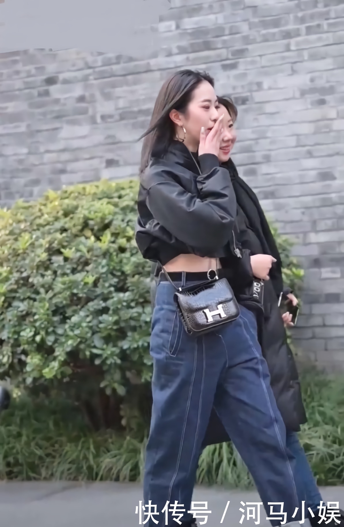 美女这是“虐腹”吧?冬天还穿超短外套,不料“南瓜胯”成亮点!