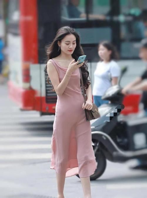 粉色|白嫩的美女穿上粉色的裙子,连风都眷顾她,增添女性的魅力