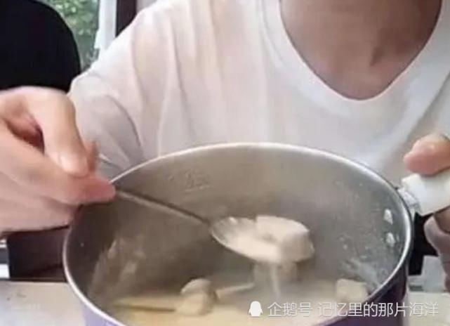 压缩饼干|知道压缩饼干等于几碗饭吗小伙拿去煮出结果后,整个人都不好了