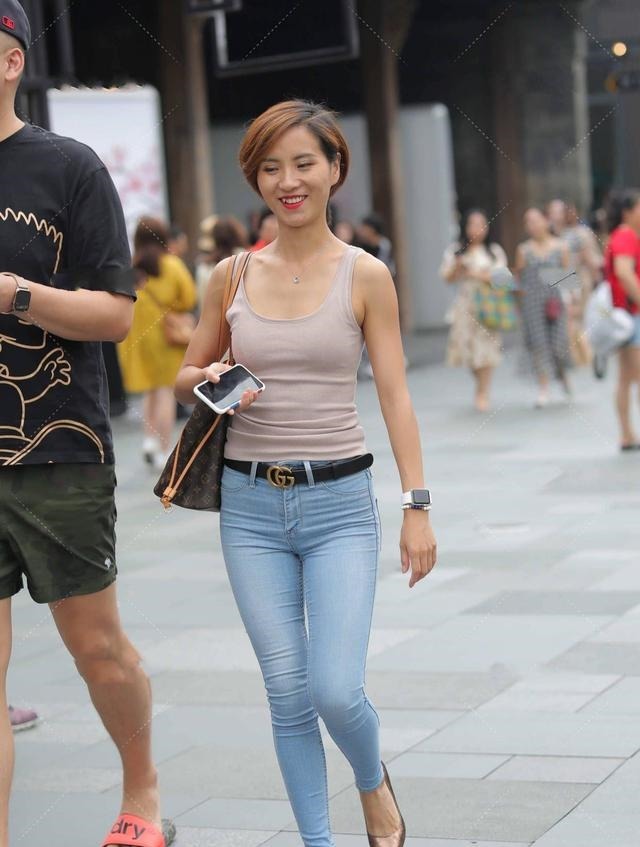 美式 背心单穿叠穿都好看,搭配牛仔裤,还原美式休闲穿搭风格!