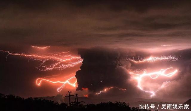 在翻手为云覆手为雨的大自然面前，人类太渺小了