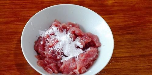 春天吃什么？教你一招，炒出来的猪肉嫩嫩滑滑，一点都不老