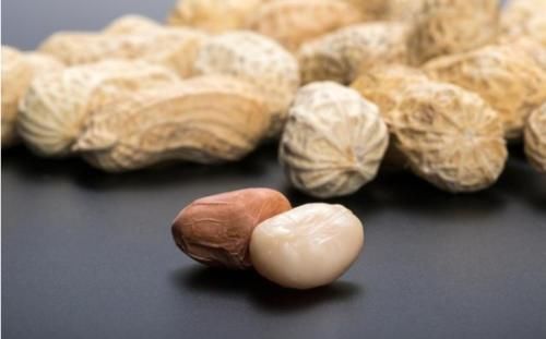 骨质疏松|骨疏松的发物是花生吗?医生:要想骨头好,这“2绿”尽量少吃