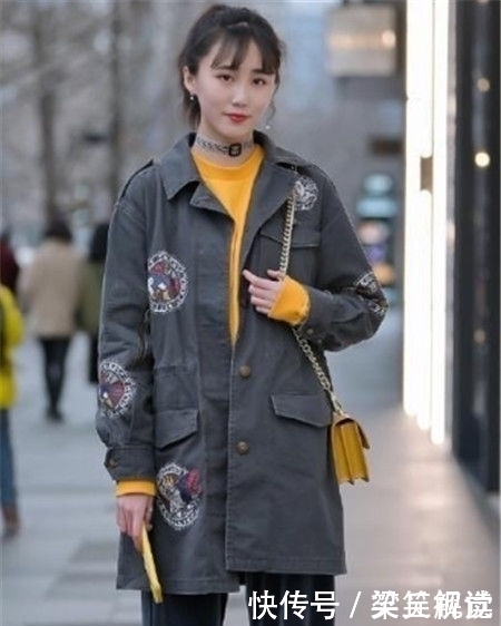 路人街拍这一位时尚靓丽的美女,高挑纤细的身材让人羡慕不已