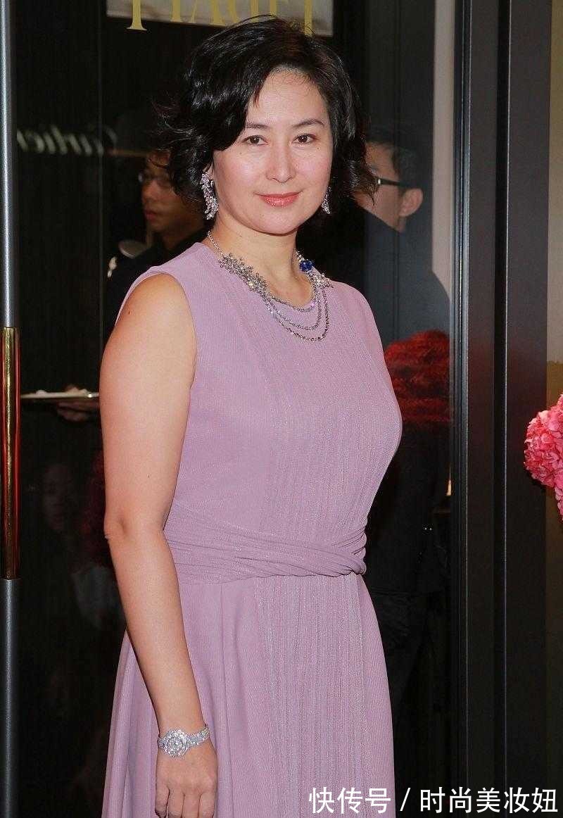 连衣裙|何超琼骨子里的“贵气”,穿浅紫色裙高贵优雅,一般人装不出来