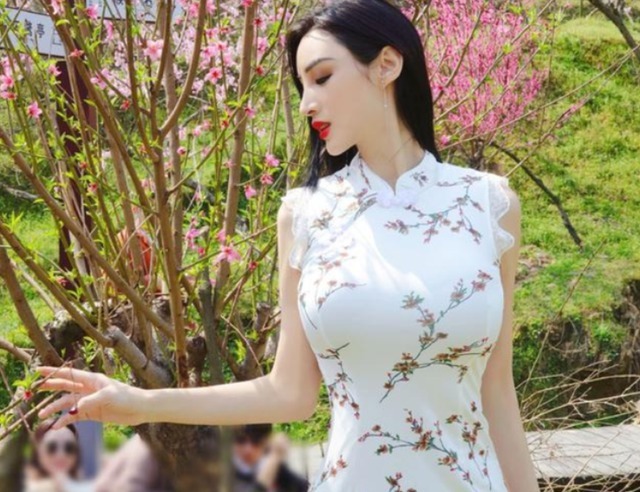 车模|25岁的美女车模,穿旗袍大秀好身材,坚持健身是关键