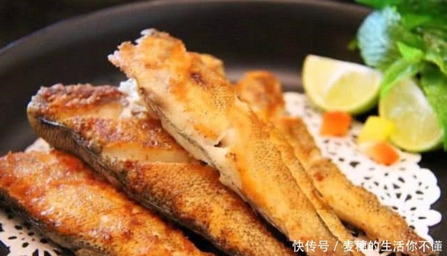煎鱼时,在鱼身上抹上一点“它”鱼肉不粘锅也不破皮,方法很实用