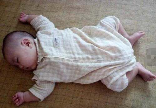 宝妈|新生儿“投降式睡姿”会累吗了解真相后,妈妈再也不给宝宝纠正了