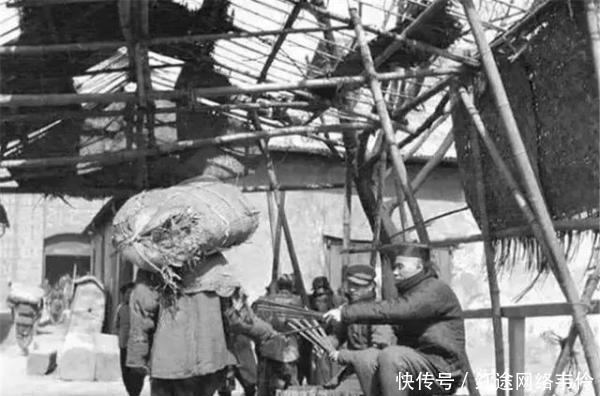 老照片|百年前的一组老照片：图一是补鞋匠，图四看着令人鼻子酸