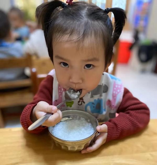 孩子|早晨是消积“黄金段”,爱积食的孩子做好2件事,或有助脾胃健康