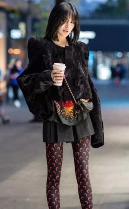 美的迷人|街拍迷人优雅的长发美女，简单穿着魅力十足，美的迷人