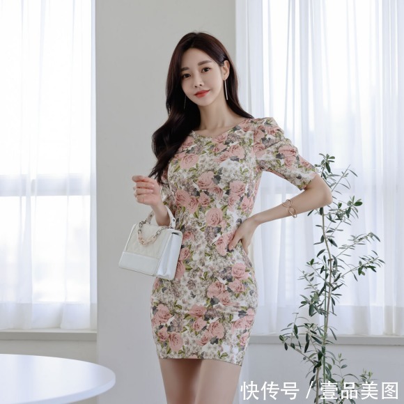 时尚搭配|女神孙允珠的时尚搭配:流亭幽兰翡翠叶绿蔷薇碎花裙