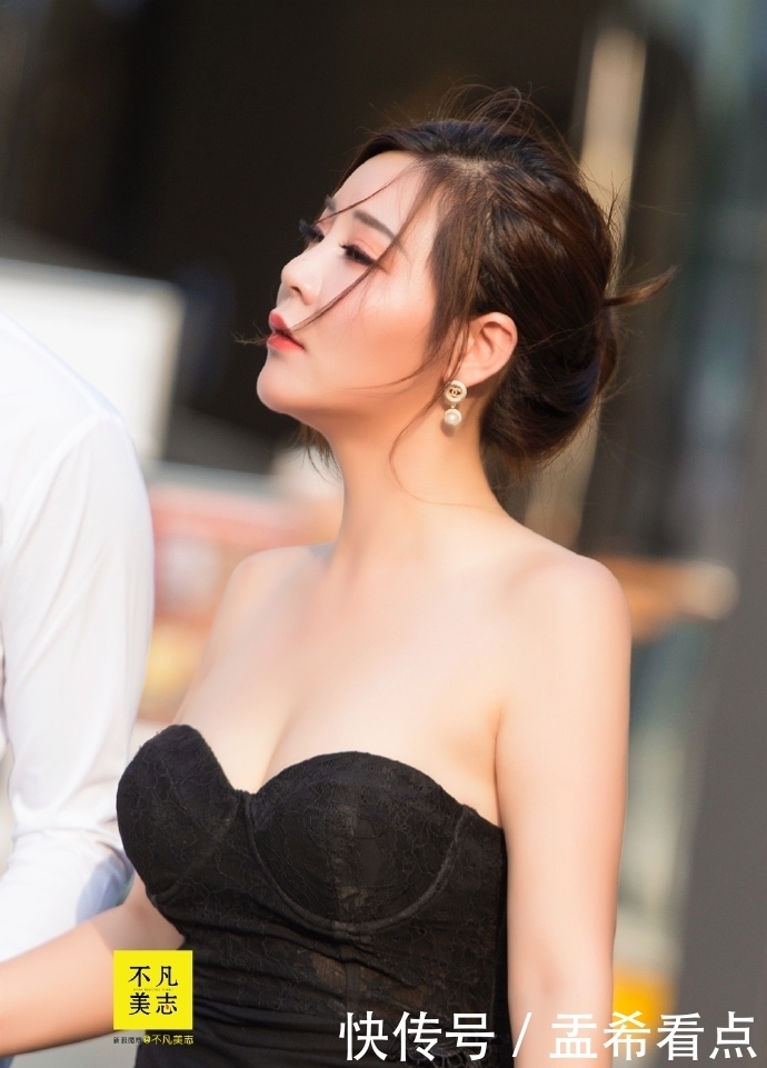 露背|街拍:美女的这身黑色抹胸露背蕾丝裙,很漂亮,很性感!